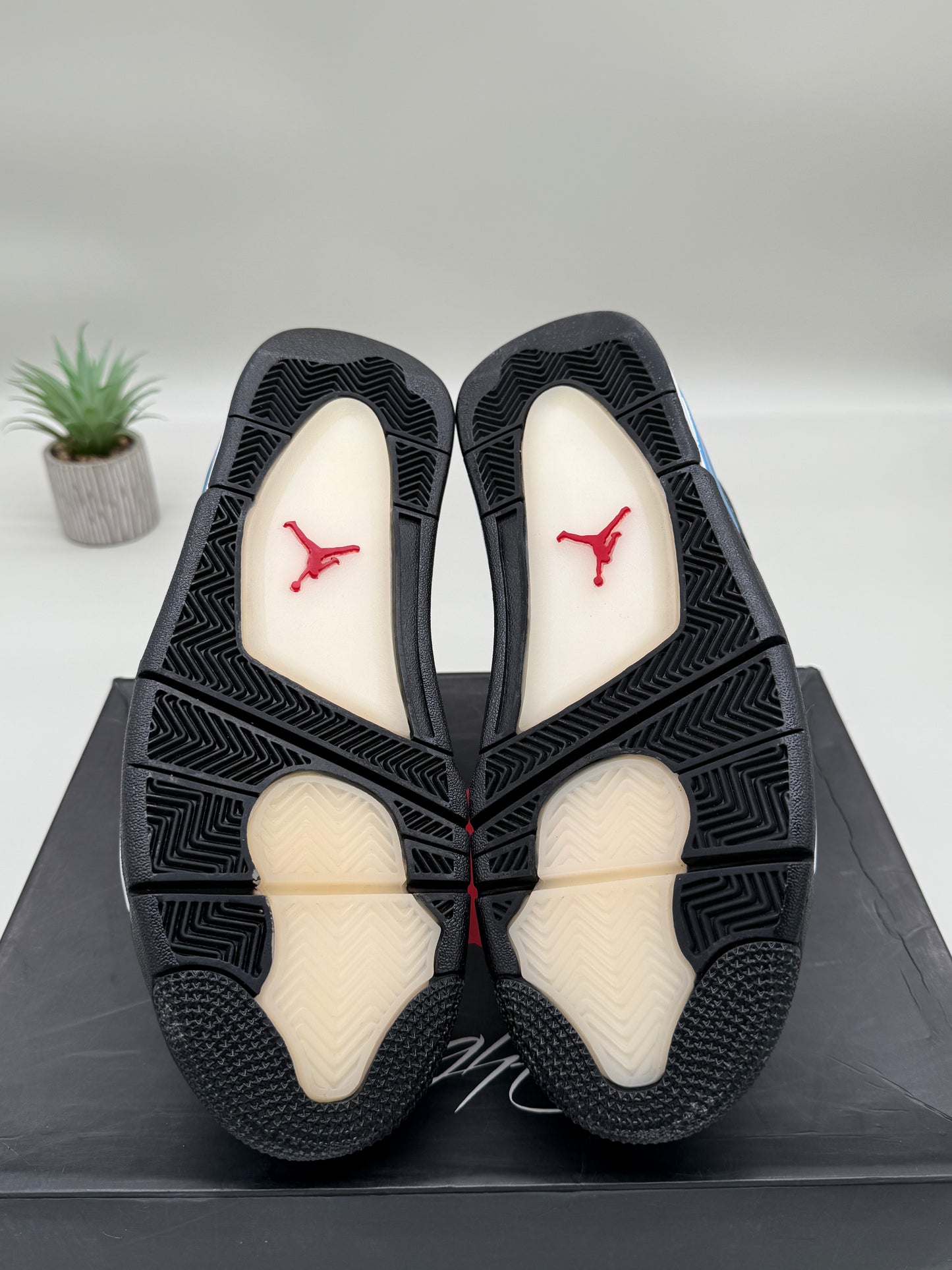 Jordan 4 Travis Scott