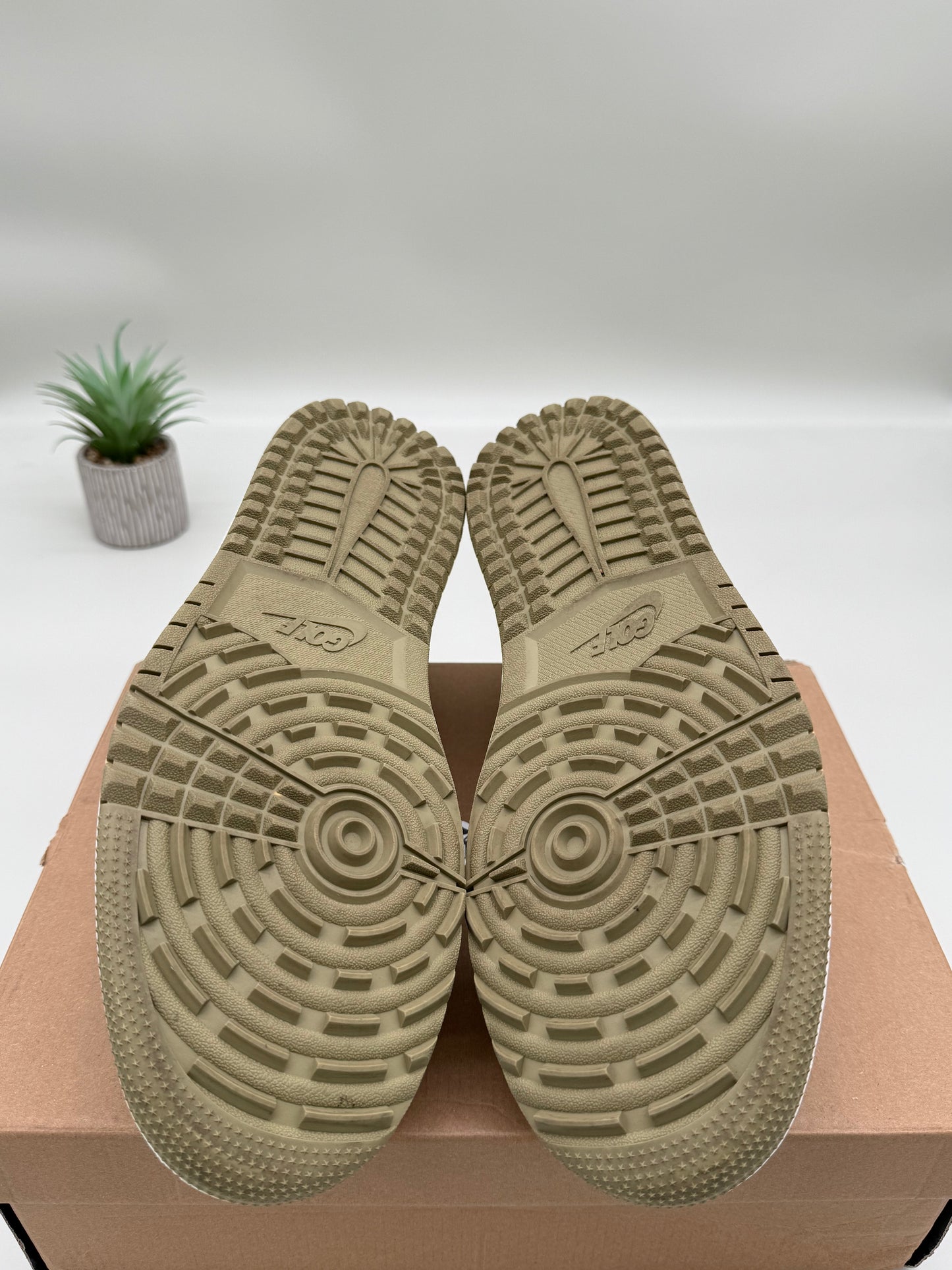 Jordan 1 Low Travis Scott Golf Neutral Olive