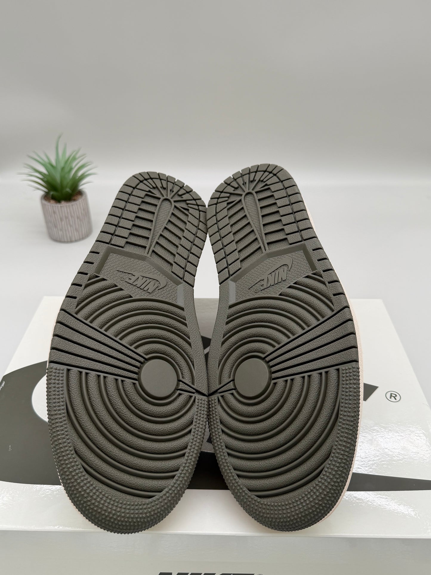 Jordan 1 Low Travis Scott Olive