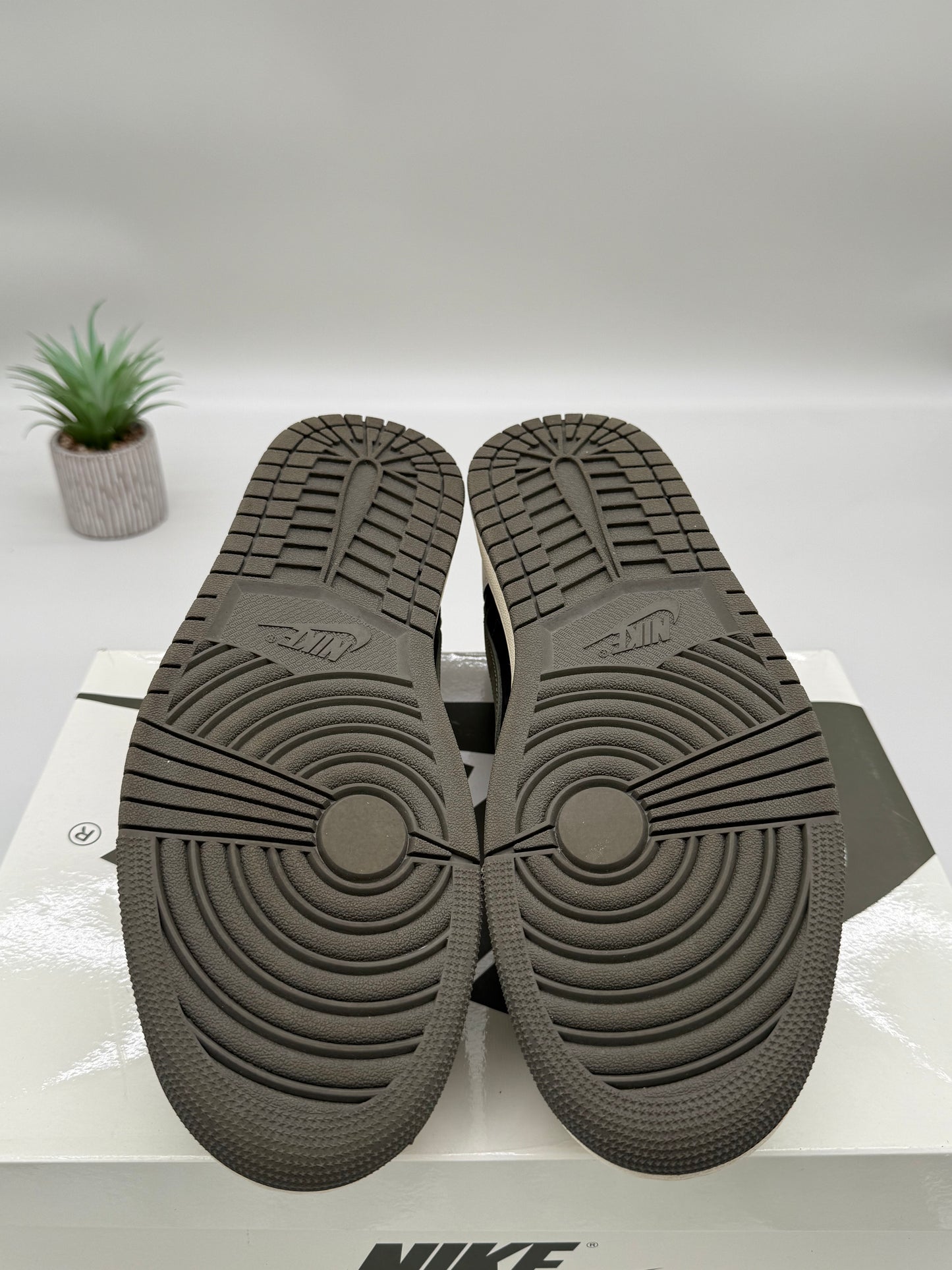 Jordan 1 Low Travis Scott Olive