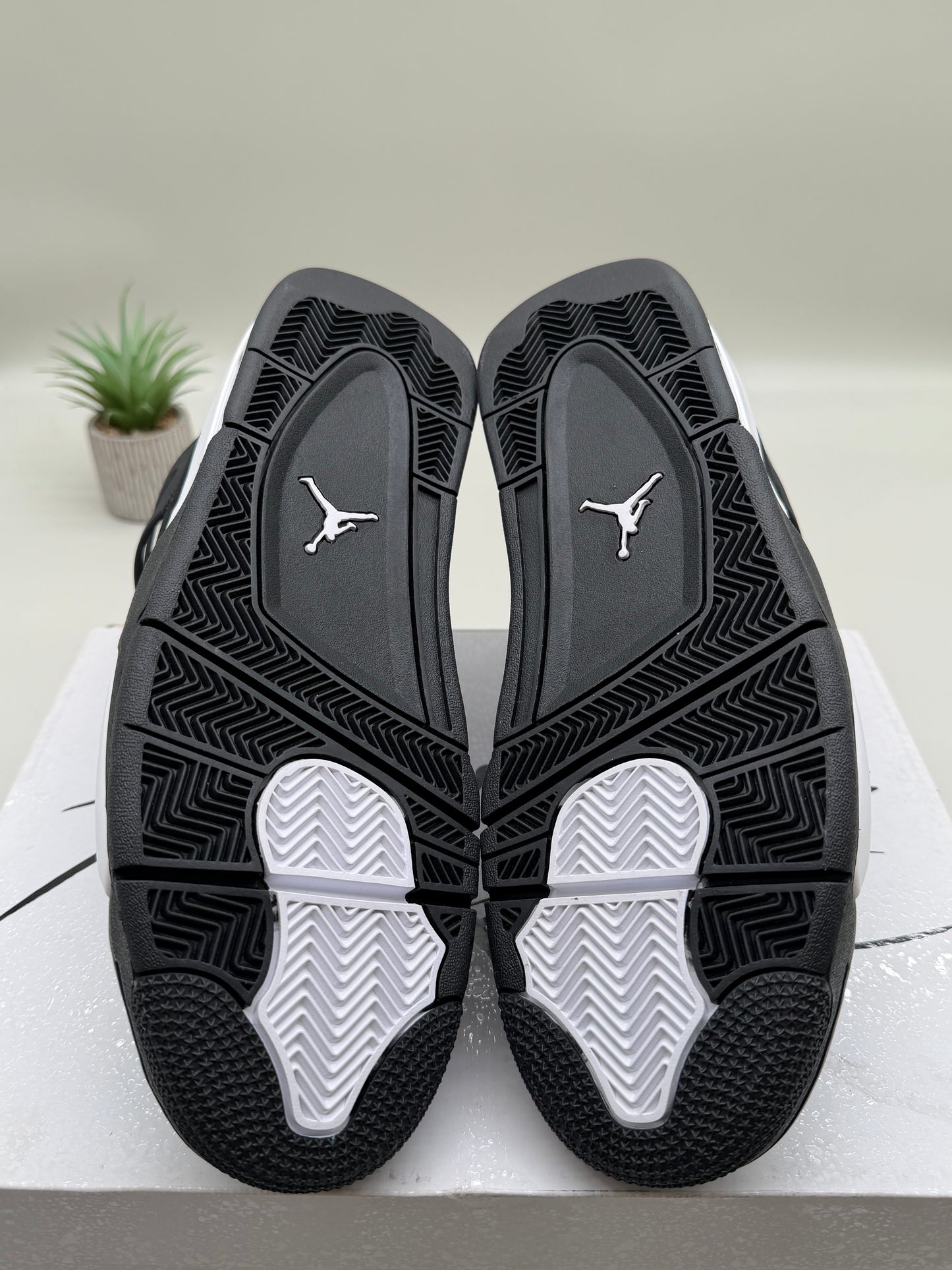 Jordan 4 White Thunder