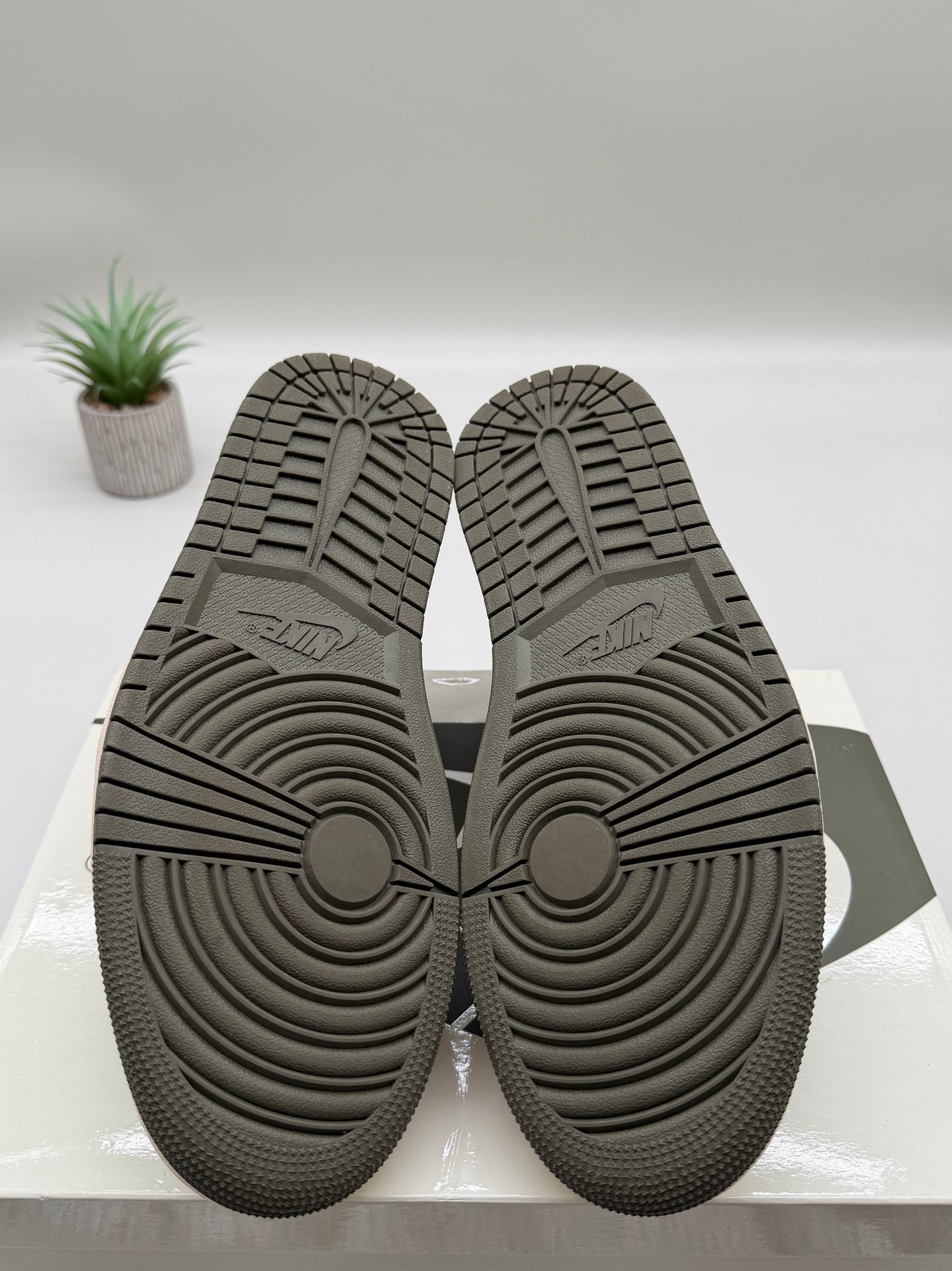 Jordan 1 Low Travis Scott Olive