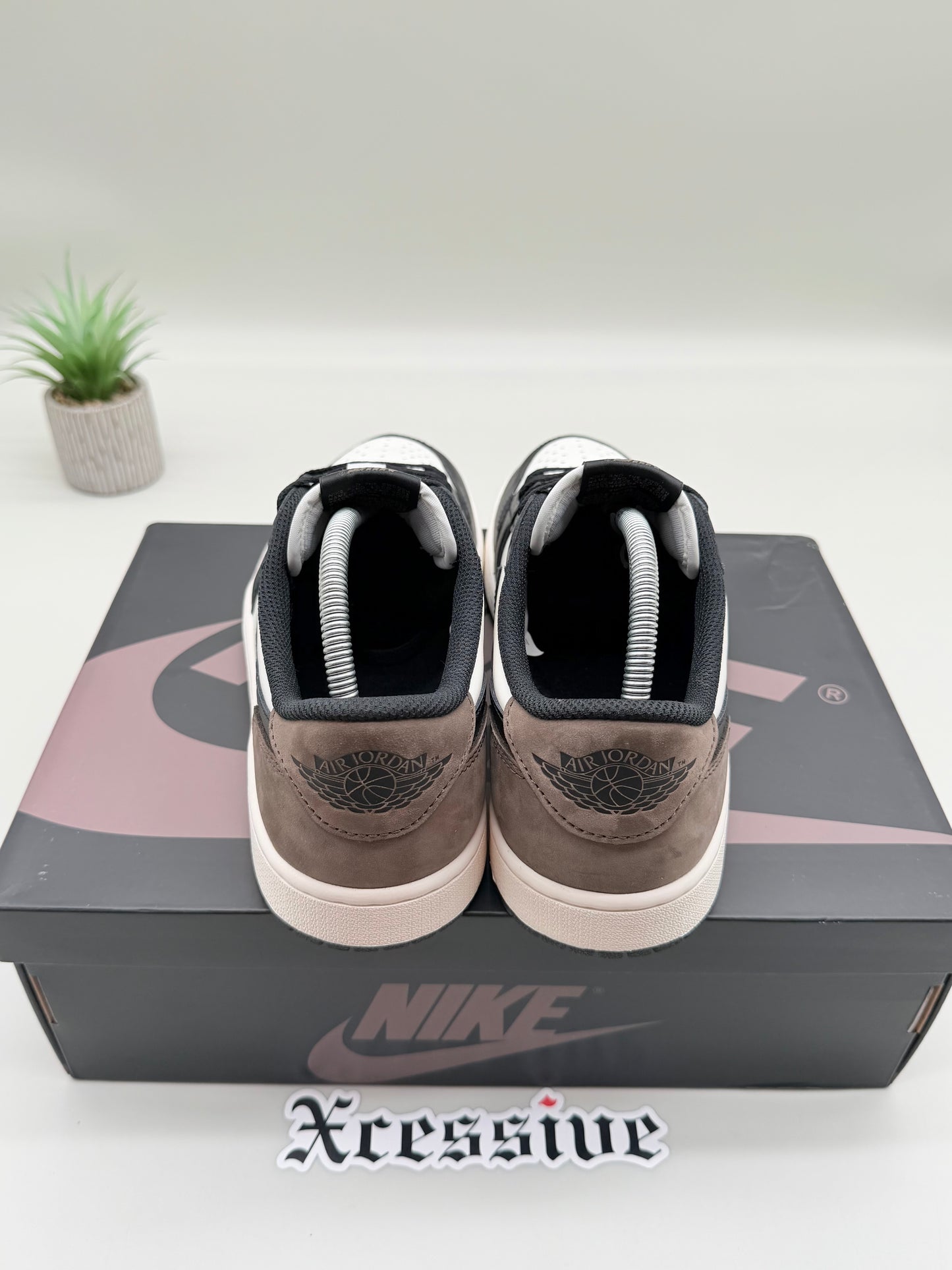 Jordan 1 Low Mocha